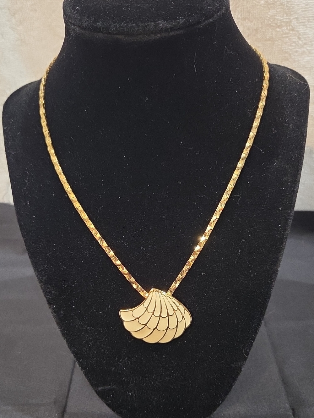 TRIFARI VINTAGE SHELL NECKLACE